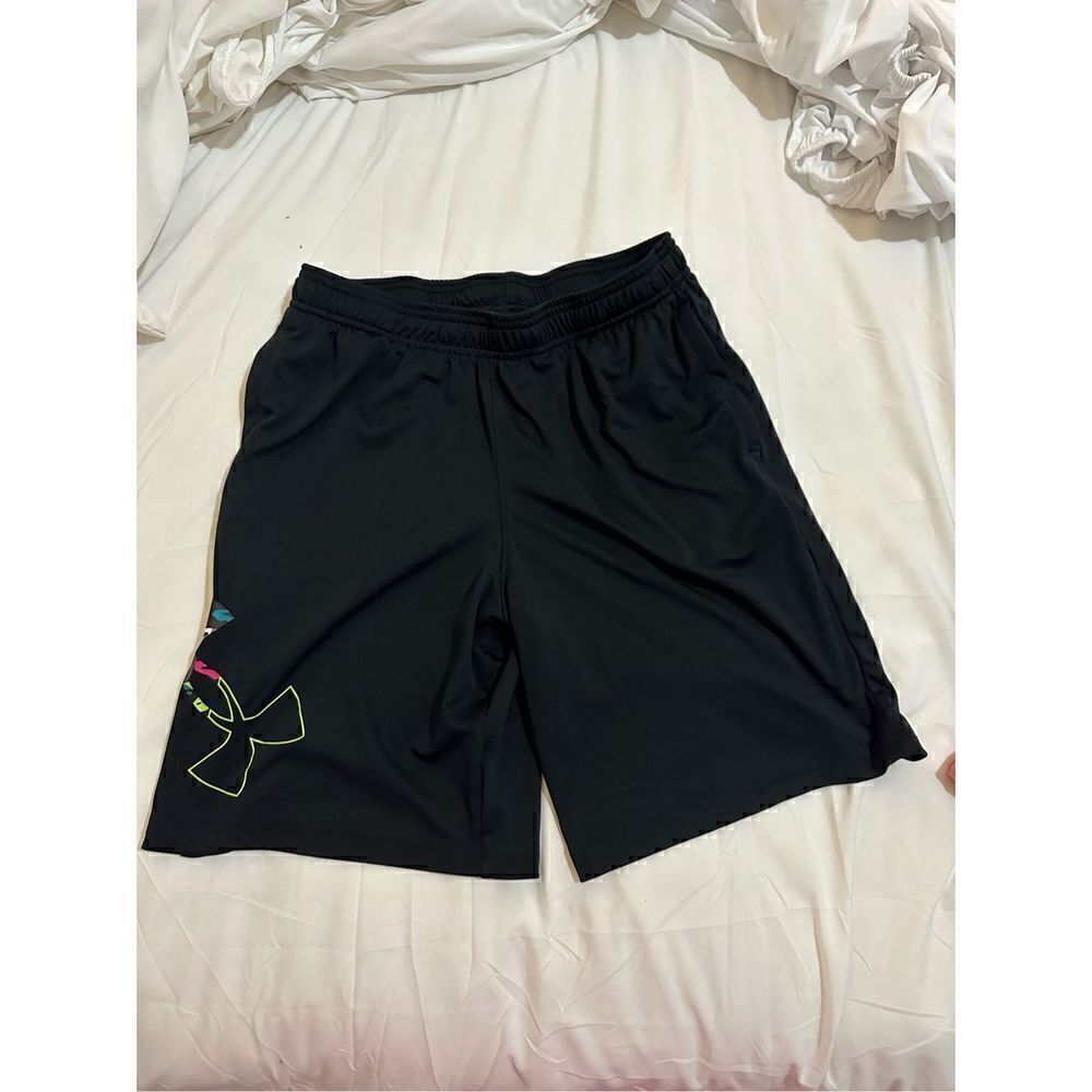 Under Armour boys sports shorts size YXL